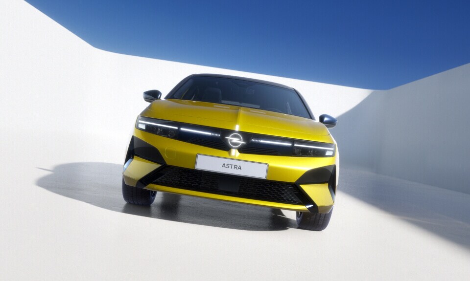 Vista frontale di Opel Astra gialla.