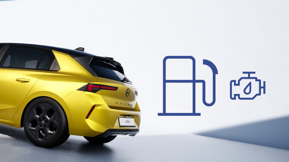 Vista laterale posteriore dell'Opel Astra in giallo a benzina/diesel